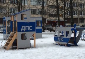 Пока в очереди за номерами стоишь,можно ребёнка отпустить в городок.
