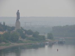 Эта фотка на фотошоп так и просится.