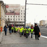 А какое отношение имеют светоотражающие куртки именно к ДПС? В таких же и дорожные работы проводятся и много чего ещё. А во многих других странах такая куртка - обязательная экипировка любого дальнобойщика.