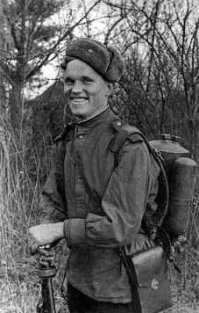 "Обычный" советский огнемётчик - на фото ниже, а воин в кирасе - боец штурмовых бригад.