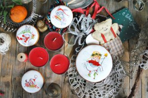 по очень задротская, красивая работа, стоимость такой печеньки будет рублей 500-600. Восхищенных будет много, покупателей мало. Пряники, что на фотках внизу стоят меньше и делаются менее затратнее, но и их рука устает разрисовывать...