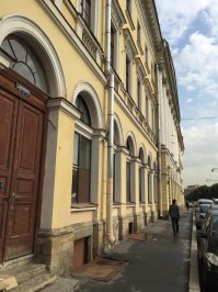 Небольшой бонус для поклонников фильма: квартира Виктора Багрова (Сухорукова), Набережная Мойки 1 кв.8, в которой снимались сцены фильма. Нашел дом специально этим летом, будучи в Питере, и снял внутри- шел ремонт, вероятно переделывали под очередное офисное здание.