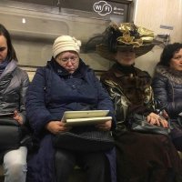 Автор, тут чего непонятно? Дама раздаёт wi-fi.