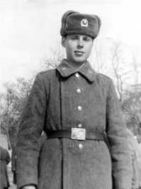 Роль Буратино, сыграл актер Д. Иосифов, но первоначально был утвержден Н. Кобликов и даже снялся в нескольких дублях. Но к сожалению, в результате падения, был сломан зуб и Колю пришлось заменить на Д. Иосифова, хотя на некоторых планах в фильме, остался Н.Кобликов. Дима на много лет стал кумиром детей в СССР а Коля.... Коля погиб в Афгане, в 1985 году.  Вот так причудливо переплелись судьбы актеров, героев войн...