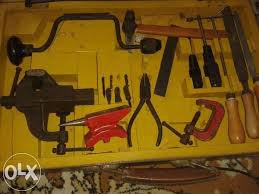 А еще были вот такие наборы инструментов. Тисками из такого набора пользуюсь до сих пор