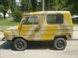 У нас во дворах похожая машинка стояла, их не так уж и мало было (в посте ранняя модель 967). ЛУАЗ, потому, что Луцкий авто завод.
ЛуАЗ-969 — это первый внедорожник, бывший предметом народного потребления, то есть, официально продававшийся «в личное пользование».
У него был двигатель от запорожца))))