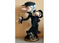 "Кто людям помогааает, тот тратит время зря! Хорошими делааами прославиться нельзя..."(с)