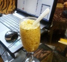 Когда лень мыть тарелку))))

P.S. Блин, аж Роллтона захотелось)))