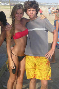 А что неприемлемо или позорно в этом парнишке? Или возле этой школьницы обязательно должен стоять накачанный жлоб?