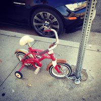 Велик сына пристегнули, а машину папы - забыли?!