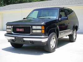 в данном случае больше похож на GMC Yukon, судя по решетке радиатора