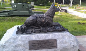 В Парке Победы памятник есть.