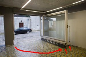 окно стоит на колесах, на последней фотке видно это.