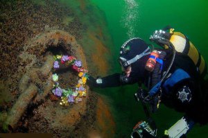 А как же все забыли про ЭТО??? 2 300 человек. 2 300 наших военнопленных. Это наш дайвинг-клуб на акции памяти под с. Затока.