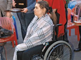 Алексей Баталов. Совсем никому не известный артист, имя которого никому ничего не говорит, снявшийся в каких-то бездарных фильмишках.

Зимой Баталов слег с пневмонией, почти три месяца провел на больничном, а когда выздоровел, то обнаружил, что в любимом ВГИКе в нем больше не нуждаются. С заведующего кафедрой его перевели на почетную, но мало нужную должность художественного руководителя. Причем в штатном расписании такой ставки просто нет. Алексей Владимирович очень тяжело переживает эту ситуацию.

Знаменитый Гоша из фильма «Москва слезам не верит» не может позволить себе жить на одну пенсию. На его попечении взрослая дочь-инвалид и жена-пенсионерка. Фактически, потеряв работу во ВГИКе, а заодно и пост президента «Ники», Алексей Владимирович оказался в сложном положении...

Мало кто из актеров «старой гвардии» может похвастаться, что живет в роскоши. Большинство буквально нищенствуют. Баталова с виду нищим не назовешь. Есть квартира, полученная еще в советское время, автомобиль, но это мало спасет положение. И, в то время когда болезни и руководство заставляют Баталова уходить на покой, он обеспокоен, на что жить дальше, покупать каждый день для дочери дорогие лекарства... 

Несмотря на ДЦП дочь Маша окончила сценарный факультет ВГИКа, пишет книги и сценарии.
------------
Я рад за Лео, рад что его любят. Но то что миллионеру собрали на приз - на мой взгляд это не вполне нормально.