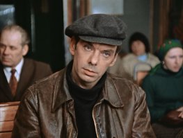 Алексей Баталов. Совсем никому не известный артист, имя которого никому ничего не говорит, снявшийся в каких-то бездарных фильмишках.

Зимой Баталов слег с пневмонией, почти три месяца провел на больничном, а когда выздоровел, то обнаружил, что в любимом ВГИКе в нем больше не нуждаются. С заведующего кафедрой его перевели на почетную, но мало нужную должность художественного руководителя. Причем в штатном расписании такой ставки просто нет. Алексей Владимирович очень тяжело переживает эту ситуацию.

Знаменитый Гоша из фильма «Москва слезам не верит» не может позволить себе жить на одну пенсию. На его попечении взрослая дочь-инвалид и жена-пенсионерка. Фактически, потеряв работу во ВГИКе, а заодно и пост президента «Ники», Алексей Владимирович оказался в сложном положении...

Мало кто из актеров «старой гвардии» может похвастаться, что живет в роскоши. Большинство буквально нищенствуют. Баталова с виду нищим не назовешь. Есть квартира, полученная еще в советское время, автомобиль, но это мало спасет положение. И, в то время когда болезни и руководство заставляют Баталова уходить на покой, он обеспокоен, на что жить дальше, покупать каждый день для дочери дорогие лекарства... 

Несмотря на ДЦП дочь Маша окончила сценарный факультет ВГИКа, пишет книги и сценарии.
------------
Я рад за Лео, рад что его любят. Но то что миллионеру собрали на приз - на мой взгляд это не вполне нормально.