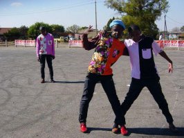 кто эти рубашки придумал, в руки насрать. на многих их вижу и у нас и забугром, бррр.. ощущение - сшиты из дачных штор,скатерти, бабушкиного постельного белья или перешиты из разных старых вещей младшей сестры.