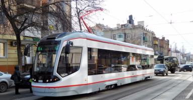 А сзади его охраняли легковая машина с людьми в гражданке и военный угрюмый камаз.