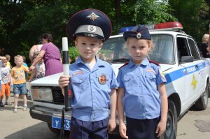 Форма отличается, государства разные, но всё равно в чём-то похожи.