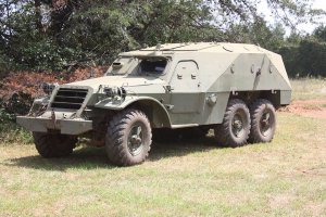 Дизайн для фантастического боевика в самый раз, но человек сто пятьдесят могут свободно повиснуть на всех этих "ручечках" и "скобочках". При разгоне пикетов это будет не забавно и половину  упавших водила раздавит не заметив.
 Ограничение видимости и дистанции работы с крыши и бортов минимум пол десятка метров. Наиболее опасные митингующие вне этой зоны, под бортом и уязвимы только для водителя, колесами.
 Да и какое нибудь бревнышко или просто лом, будучи всунуты в переднюю колесную арку, могут крепко заблокировать управление и хер его вытащишь при пикетчиках.

БТР-152 гораздо практичнее, удобнее и надежнее.