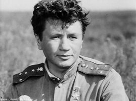 В своей книге "Небо остаётся чистым" Луганский описывает такой случай...
В 1943м году, когда он уже был командиром эскадрильи, к нему поступило пополнение. Один из молодых лётчиков во время рулёжки перед учебным вылетом врезался в другой самолет. Повреждения самолетов были незначительными, и Луганский ограничился словесной выволочкой пилоту, однако, через несколько минут увидел, что виновник ловит кузнечиков на лужайке. В гневе за такое легкомысленное поведение Луганский отстраняет его от полётов и назначает бессменным дежурным по аэродрому...
Через 2-3 недели, вечером, когда полёты были закончены и лётчики двинулись в сторону столовой на аэродром налетела четвёрка Мессершмитов. В воздухе не было ни одного нашего самолёта и всё могло кончиться плохо... И в этот момент проштрафившийся лётчик прыгает в самолёт и взлетает. Сразу же после отрыва от земли переходит в резкий набор высоты ( в нарушение всех Уставов, боевых наставлений и даже "законов физики"). Мало того, в процессе этого практически невозможного манёвра он ухитряется сбить один Мессершмит. Завязывается воздушный бой, который уходит за облака...
К взлёту готовилась четвёрка наших самолётов, когда из-за облаков вывалился ещё один сбитый Мессер. Позже выяснилось, что оставшиеся два попросту удрали.
Заходя на посадку лётчик чётко выполнил две "бочки" как знак двух сбитых.
Через пять дней он был награждён орденом Красного Знамени.
Вот такая РЕАЛЬНАЯ история.