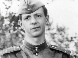 В своей книге "Небо остаётся чистым" Луганский описывает такой случай...
В 1943м году, когда он уже был командиром эскадрильи, к нему поступило пополнение. Один из молодых лётчиков во время рулёжки перед учебным вылетом врезался в другой самолет. Повреждения самолетов были незначительными, и Луганский ограничился словесной выволочкой пилоту, однако, через несколько минут увидел, что виновник ловит кузнечиков на лужайке. В гневе за такое легкомысленное поведение Луганский отстраняет его от полётов и назначает бессменным дежурным по аэродрому...
Через 2-3 недели, вечером, когда полёты были закончены и лётчики двинулись в сторону столовой на аэродром налетела четвёрка Мессершмитов. В воздухе не было ни одного нашего самолёта и всё могло кончиться плохо... И в этот момент проштрафившийся лётчик прыгает в самолёт и взлетает. Сразу же после отрыва от земли переходит в резкий набор высоты ( в нарушение всех Уставов, боевых наставлений и даже "законов физики"). Мало того, в процессе этого практически невозможного манёвра он ухитряется сбить один Мессершмит. Завязывается воздушный бой, который уходит за облака...
К взлёту готовилась четвёрка наших самолётов, когда из-за облаков вывалился ещё один сбитый Мессер. Позже выяснилось, что оставшиеся два попросту удрали.
Заходя на посадку лётчик чётко выполнил две "бочки" как знак двух сбитых.
Через пять дней он был награждён орденом Красного Знамени.
Вот такая РЕАЛЬНАЯ история.