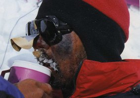 Вот как можно при вот этой фотографии писать про неподготовленных толстосумоа???? Вот как раз этого человека бросили все. Это БЭк Уизерс, который остался ночью на горе в 60ти метрах от лагеря в 1996 году. Он чудом пережил ночь, и утром дошел до лагеря сам, с обмороженным носом и руками, которых потом собственно и лишился. Да на Эверест много людей ходит, которые очень подходят по данное описание, но именно с этой фотографией - это бред.