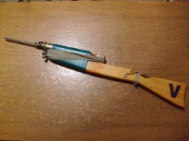 Пластилиновыми шариками, замороженными в морозилке, прилетает больнее. Вот из такого, в частности (из трубок от велонасоса). На себе прочувствовал в детстве не раз