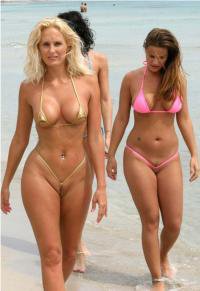 А возможно, вам просто не хватает уверенности в себе, чтобы выйти на пляж в купальнике и выставить тело напоказ?