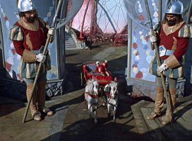 Оптические иллюзии, как известно, весьма успешно использовались в докомпьютерную эпоху в кино. Ниже — пример такого обмана: стражи стоят на высоко поднятых платформах, тень на которых совмещена с тенью на земле, отчего кажется, что стражи — огромного роста. Обман становится заметен, когда тень от коляски с Олей и Яло «прячется» под одной из платформ.