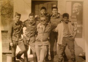 Пять раз отстрелялся!Два бакса заработал!Держи тему.Кормись.;)В\Ч 7405 УВВ по СК и ЗВ Намнган.Тбилиси.Нагорный Карабах, потом Хасавюрт...В центре я,казахстанский немец..Рядом Узбек,Таджик,два Украинца и Русский...