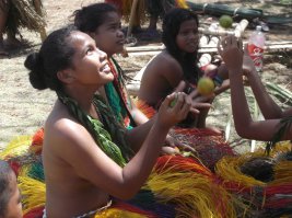 По прилёте на Таити не таите, тёти, тити. 
Нету повода таить на Таити тётям тить.