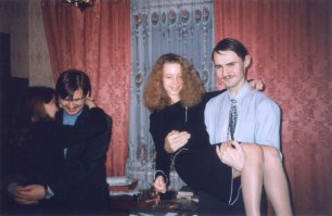 А двушка симпотная,повезло ботану на фотке.
Ну-и как всегда:ЯБЫ ВДУЛ!))))