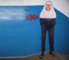 Геракл однако )))) Сила есть, остальное – хрен с ним.
1 кв.м. стекла толщиной 4 мм весит 10 кг + железяки на кг. с лишним.
Такой светильник на ногу упадет – кроме синяков еще и все пальцы нахрен поотрубает.