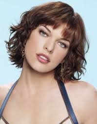 Милла Йовович
Американская актриса русско-черногорского происхождения. Также является музыкантом, моделью и модельером.
Родилась в семье Богдана Йововича, врача из Черногории, и Галины Логиновой, советской актрисы. В 1980-м семья перебралась в Великобританию, а затем США, где осела в Лос-Анджелесе. Воспитанием и продвижением будущей звезды по карьерной лестнице занималась мать, впоследствии и сама вернувшаяся в кино.