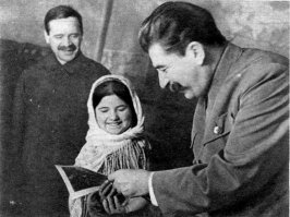 Даже моё поколение (родился в 1970) её уже не так хорошо знало.
Мамлакат Нахангова. Первый пионер - кавалер Ордена Ленина.
И самый молодой (награждена в 1935 году в возрасте 11 лет за достижения в сборе хлопка).
Родилась в 1924 году. Проживает (!!!) в Душанбе.