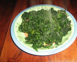 Я когда первый и последний раз шпинат замороженный покупал и сварил на пару, получилось как то так, только в 10 раз ужаснее. Больше не беру