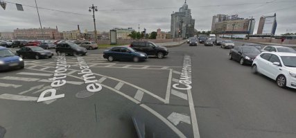 Перекрёсток - все ли знают что это такое? Тут просто надо решить геометрический ребус "наиболее удаленные от центра перекрестка начала закруглений проезжих частей". В данном случае перекрёсток начинается сразу за переходом.К чему я это?
А к тому, что 13.2 не запрещает выезжать на перекрёсток, если поперечному движению нет помехи.
А к тому, что 13.7 указывает такому авто выехать из перекрёстка в независимости от сигналов светофора.
И к тому, что 13.8 указывает регу пропустить КИА, но вот на фото видно, что только два авто могут поместится в пределы перекрёстка и дальше продвигаться не нарушая ПДД. Так что вопрос и в самом деле спорный.