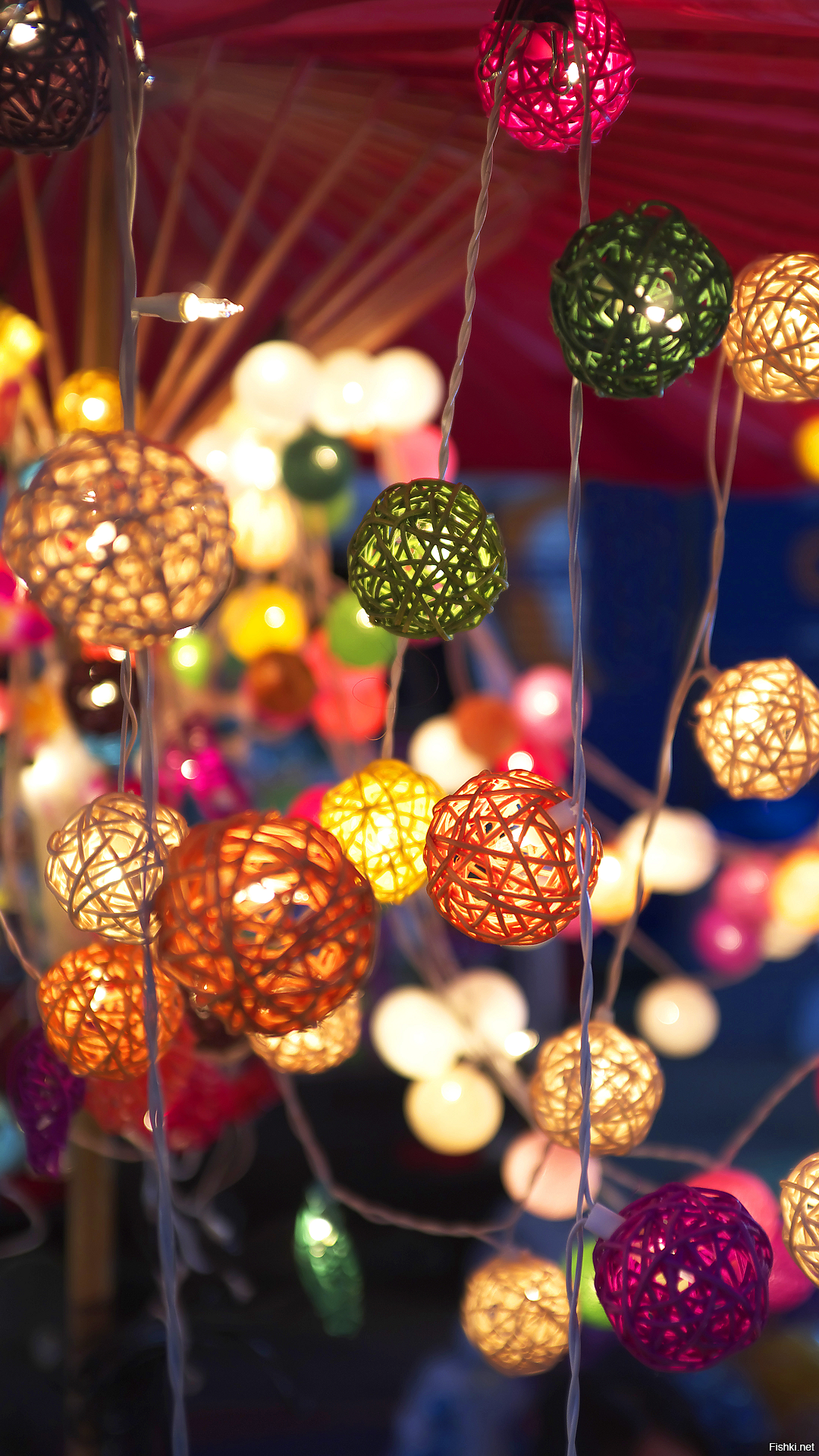 Аудитория фишек невероятно широка, есть и мобильная версия сайта, которую я просматриваю со смартфона. Поэтому делюсь стандартными скринсейверами своего Асуса, может кому-то будет интересно и поддержит меня.