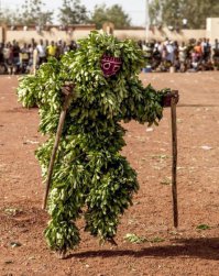 Лыжи уже где-то потерял.