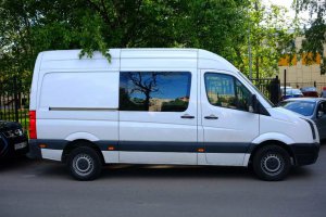 До 1990 года РАФики частникам не продавались, средство производства,в 91 работал на турбазе, директор списал РАФ и выкупил по остаточной стоимости ( тыщщ 5 сегодняшними деньгами). Как я ему завидывал! Я считал что более удобной и красивой машины не существует. Да и сейчас так считаю. Езжу Крафтере , гдузопассажирском, не для работы.