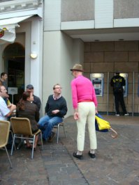 Просто позитивный немецкий старик. Шел мимо и решил сфоткать)