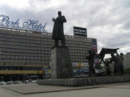 А еще там есть Ленин, приглашающих в "Парк отель"