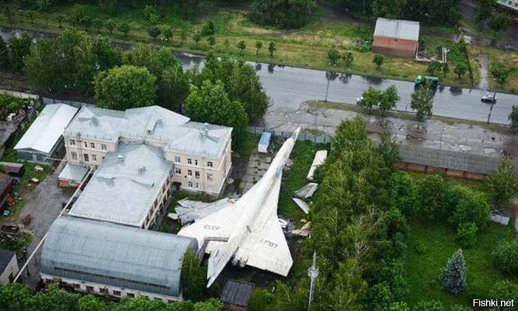 Это Казань улица Дементьева, когда учился в лицее с товарищем эти самолеты облазили вдоль и поперек)