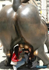 Не знаю почему, но на ум сразу пришло...

На горе пасутся два быка: молодой и старый, а под горкой стадо телок. Молодой бычок взволнованно говорит старому:
- Слушай! Слушай! Давай быстренько спустимся вниз, трахнем вон ту беленькую.
Старый бык критически смотрит вниз:
- Не-а.
- Ну тогда давай быстренько вниз, трахнем вон ту рябенькую...
- Не-а.
- Ну тогда... Тогда давай хотя-бы трахнем вон ту черненькую...
- Не-а.
- А чего ты хочешь?
- Сейчас мы не спеша поедим, поваляемся на травке, затем, не спеша, спустимся вниз и перетрахаем всё стадо...