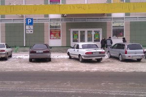 А, у нас как ставили так и ставят, хоть и увозят их авто а им похер.