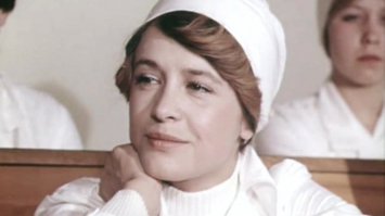 Медсестра Саша Неродова (Марина Неёлова) в фильме «Просто Саша»

Вот это медсестра!