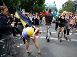 Это говорит петушек, чьи землячки в Европу рваную жёвто-блакитную тряпочку притащили?