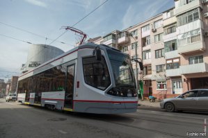 А теперь два года спустя! )))
Ростов-на-Дону!

Первый низкопольный трамвай с кондиционером вышел на ростовские улицы. Новая машина отечественного производства (разработана в Москве ООО ПК «Транспортные системы», собирается в Твери на «Тверском вагоностроительном заводе») попала в Южную столицу с целью опытной эксплуатации. Как известно, в Ростове-на-Дону ширина трамвайной колеи европейская, 1435 мм (это сложилось исторически: первые линии конки были построены бельгийцами ещё до революции, а потом ширину менять не стали). Поэтому производитель изготовил для Ростова новые тележки оригинальной патентованной конструкции, которые сейчас и обкатываются.