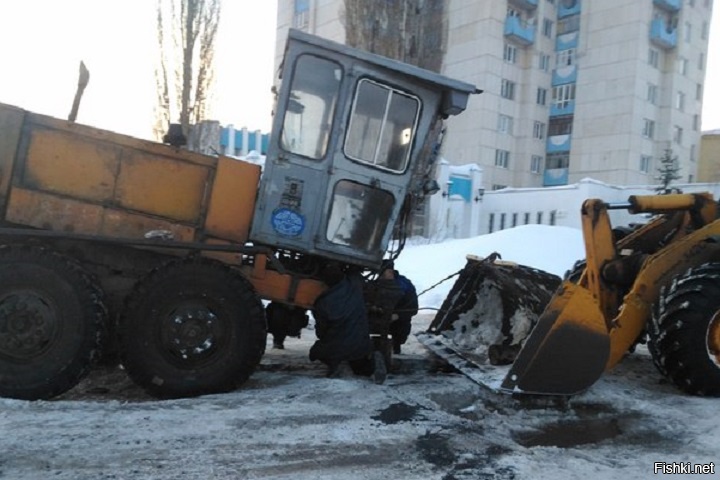 это у нас центральная улица пушкина,сломался грейдер,пополам,совсем....